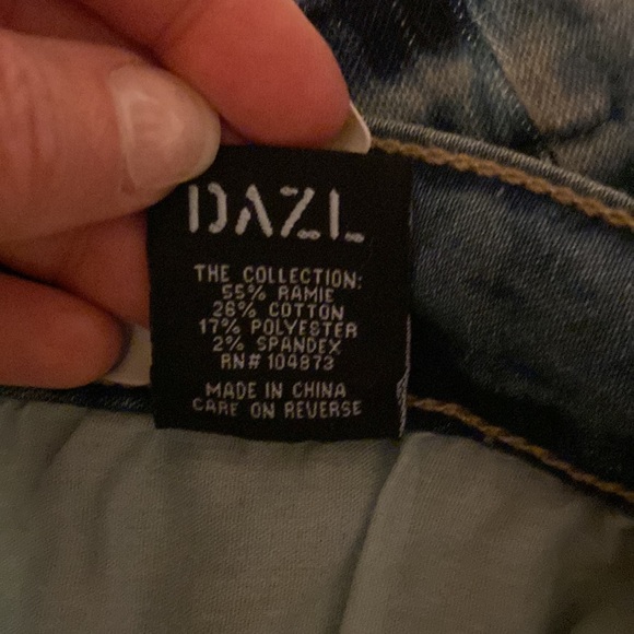 Women’s DAZL  Distressed Jeans - Picture 9 of 11